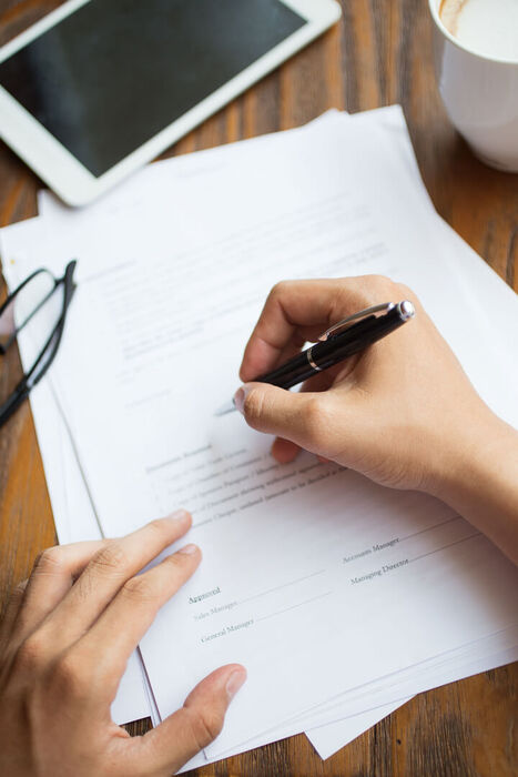 British person filling out a Spanish citizenship application